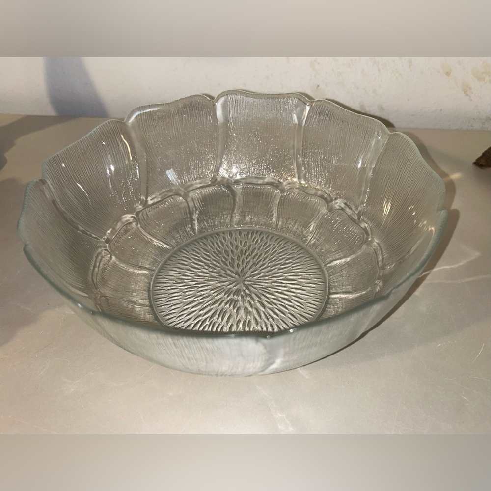 Arcoroc France. Large flower, Serving Bowl glass 9”